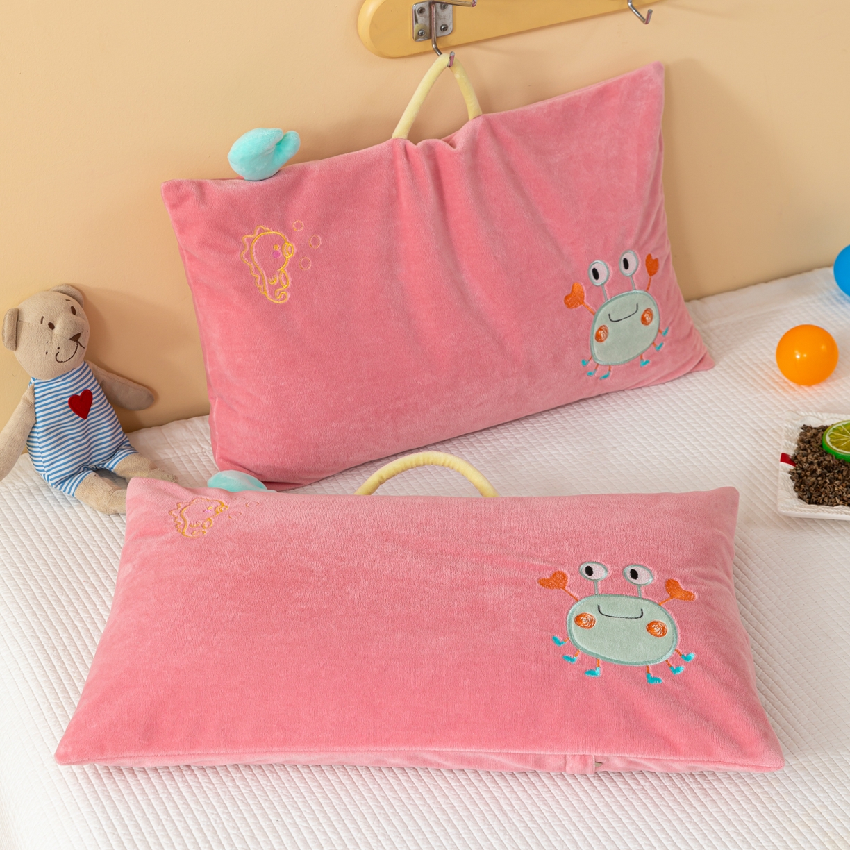 91家纺网 家纺一手货源 找家纺 织布人 2025新款枕芯婴肤绒手提袋卡通儿童枕学生枕开学季宿舍枕头枕芯 婴肤绒手提卡通枕-蟹有钱 30x50cm/只