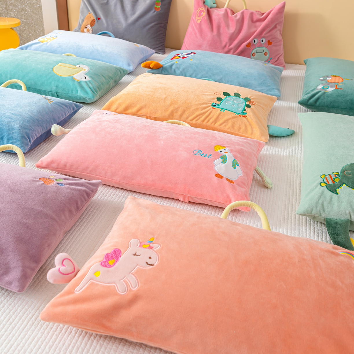 91家纺网 家纺一手货源 找家纺 织布人 2025新款枕芯婴肤绒手提袋卡通儿童枕学生枕开学季宿舍枕头枕芯 组合图仅供展示不可下单 30x50cm/只