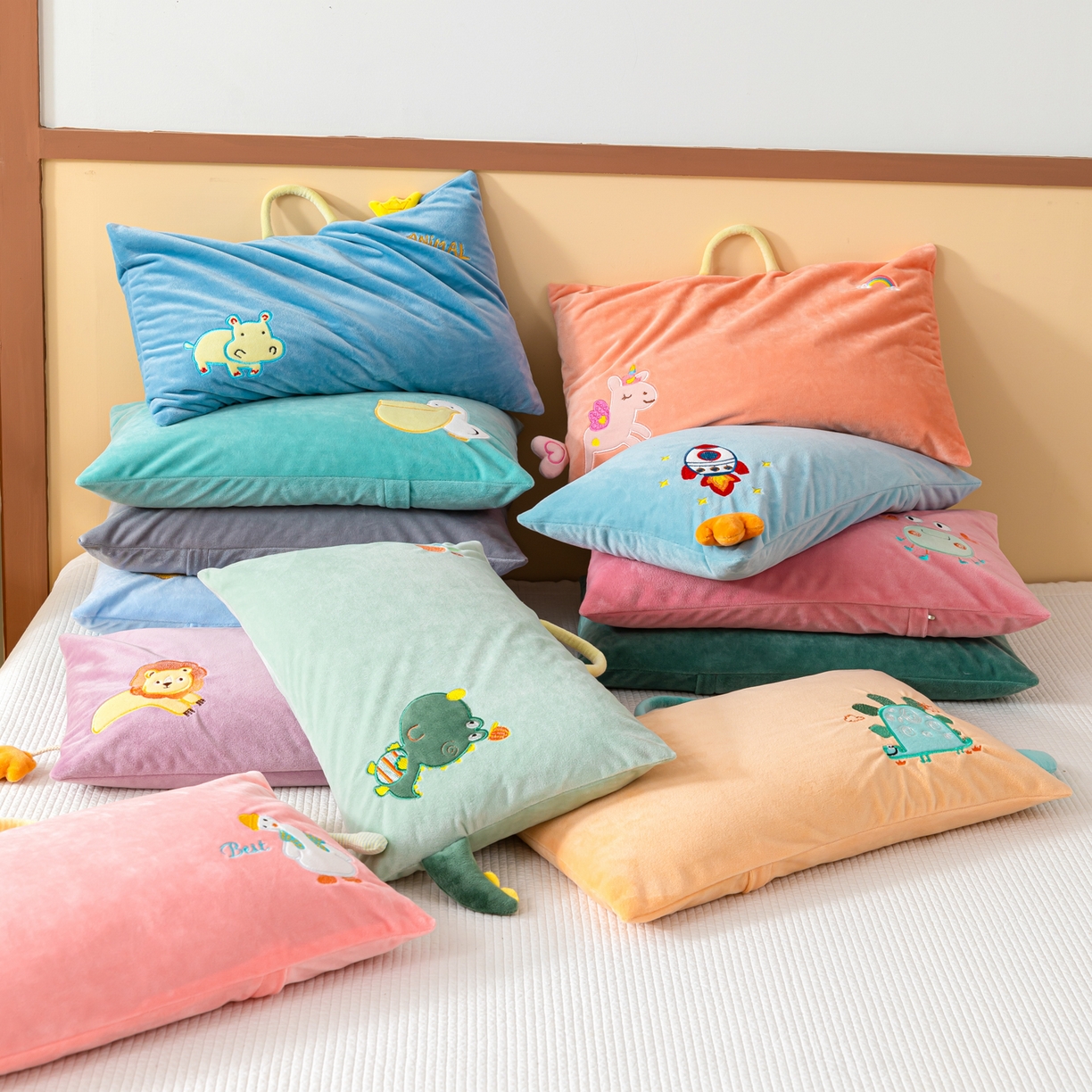 91家纺网 家纺一手货源 找家纺 织布人 2025新款枕芯婴肤绒手提袋卡通儿童枕学生枕开学季宿舍枕头枕芯 组合图仅供展示不可下单 30x50cm/只