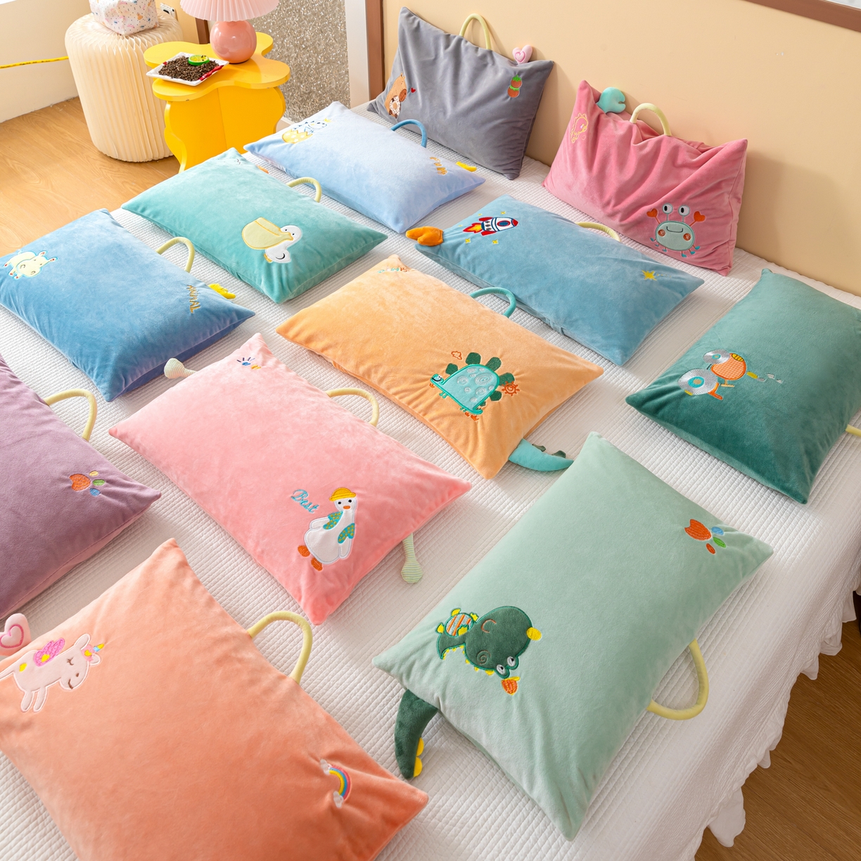 91家纺网 家纺一手货源 找家纺 织布人 2025新款枕芯婴肤绒手提袋卡通儿童枕学生枕开学季宿舍枕头枕芯 组合图仅供展示不可下单 30x50cm/只