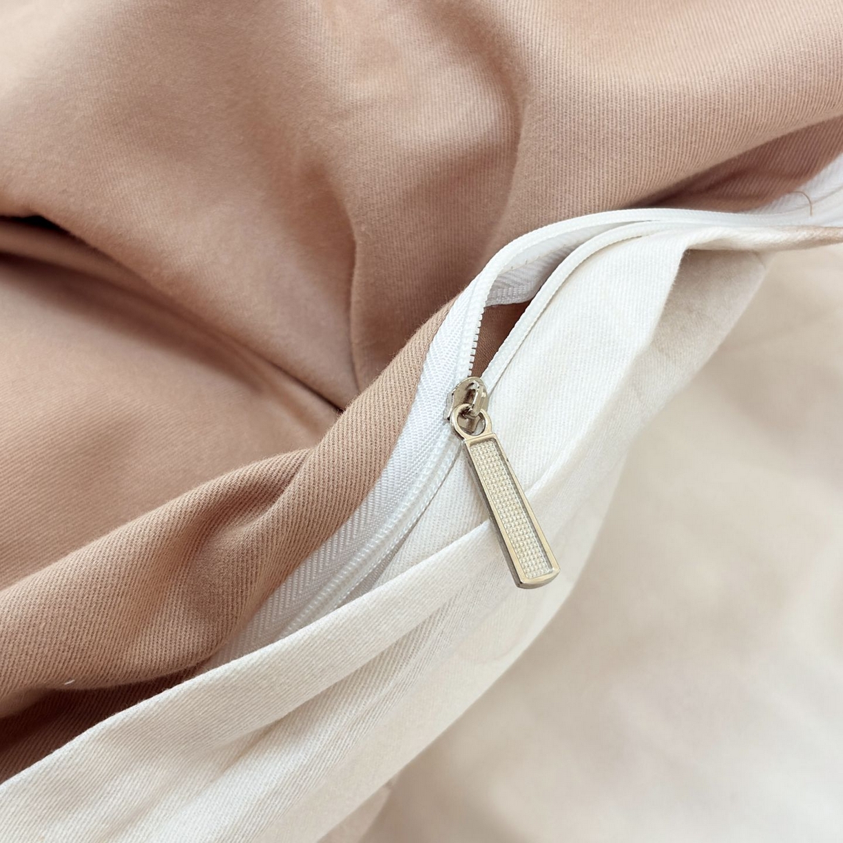 91家纺网 家纺一手货源 找家纺 未来家居 2025新款焕新南疆秋冬全棉加厚磨毛纯色印花四件套 悠然-咖