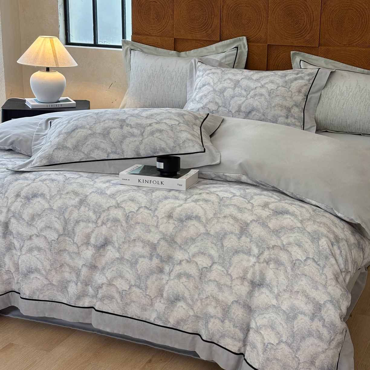 91家纺网 家纺一手货源 找家纺 嘉汀兰2025新款全棉臻品磨毛轻奢时尚秋冬加厚四件套-拼角款 雾林-浅灰