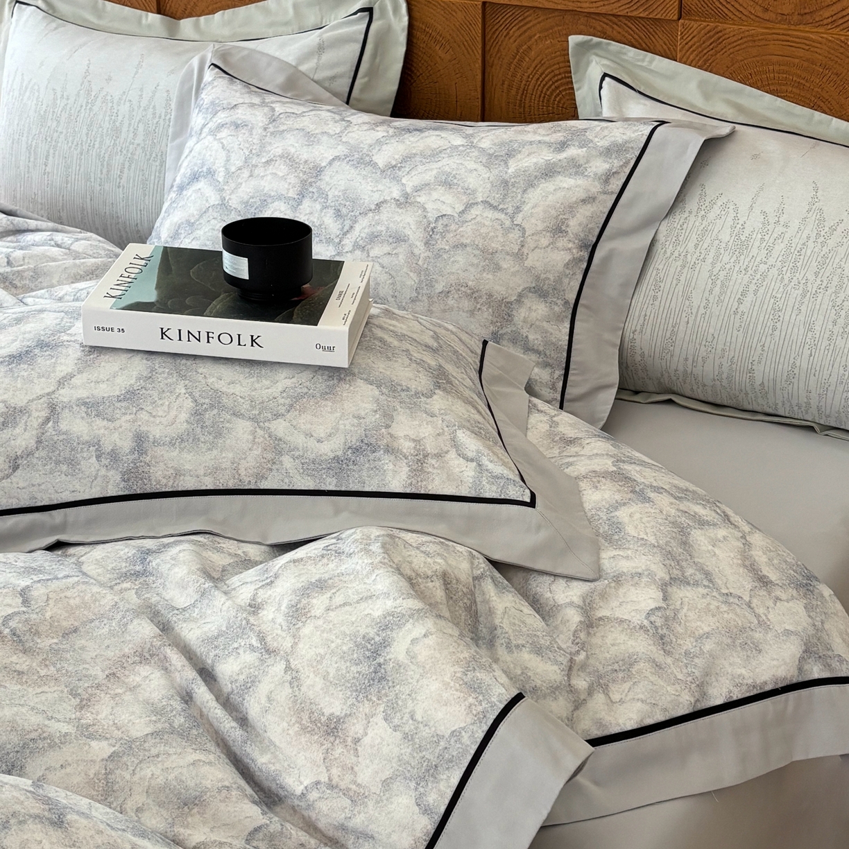 91家纺网 家纺一手货源 找家纺 嘉汀兰2025新款全棉臻品磨毛轻奢时尚秋冬加厚四件套-拼角款 雾林-浅灰