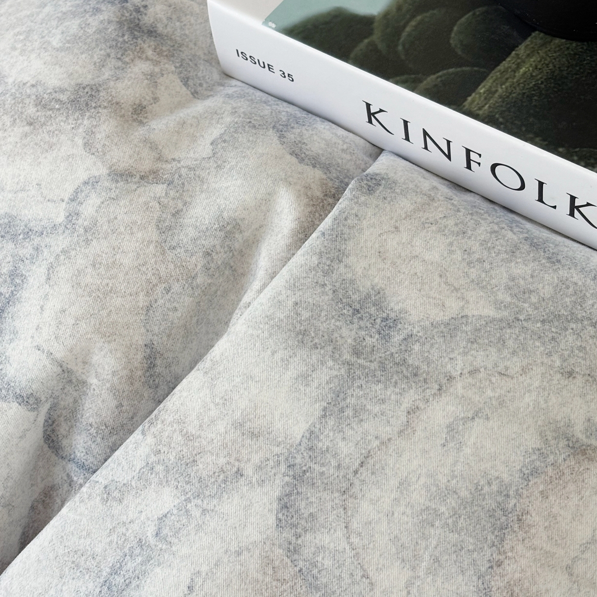 91家纺网 家纺一手货源 找家纺 嘉汀兰2025新款全棉臻品磨毛轻奢时尚秋冬加厚四件套-拼角款 雾林-浅灰