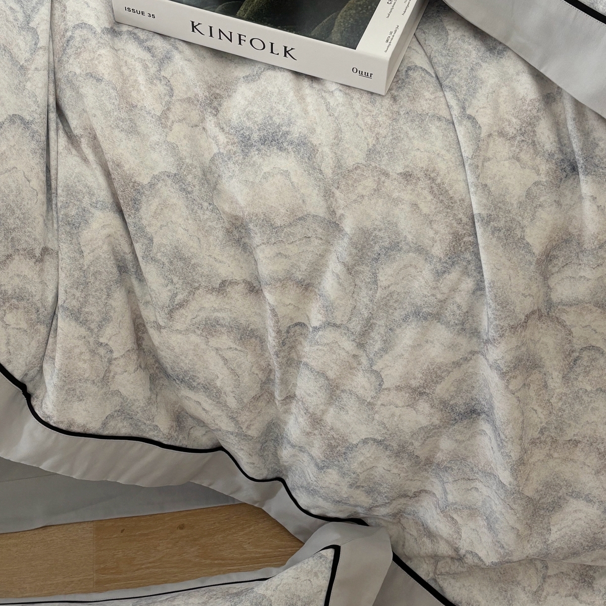 91家纺网 家纺一手货源 找家纺 嘉汀兰2025新款全棉臻品磨毛轻奢时尚秋冬加厚四件套-拼角款 雾林-浅灰