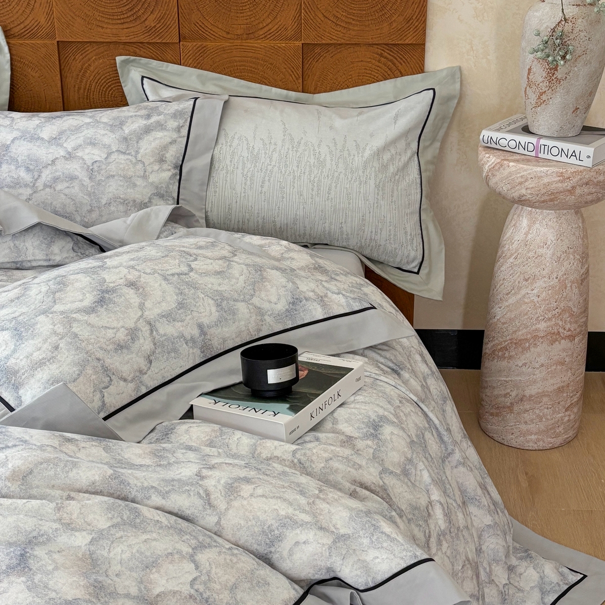 91家纺网 家纺一手货源 找家纺 嘉汀兰2025新款全棉臻品磨毛轻奢时尚秋冬加厚四件套-拼角款 雾林-浅灰