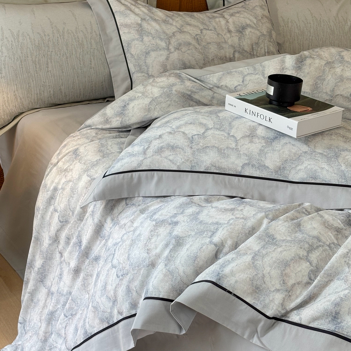 91家纺网 家纺一手货源 找家纺 嘉汀兰2025新款全棉臻品磨毛轻奢时尚秋冬加厚四件套-拼角款 雾林-浅灰