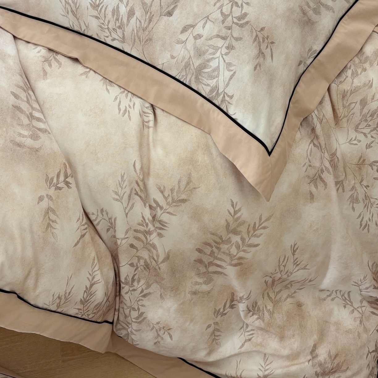 91家纺网 家纺一手货源 找家纺 嘉汀兰2025新款全棉臻品磨毛轻奢时尚秋冬加厚四件套-拼角款 杏花微雨