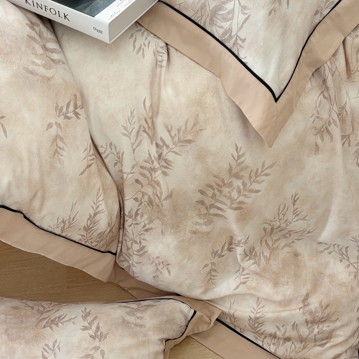 91家纺网 家纺一手货源 找家纺 嘉汀兰2025新款全棉臻品磨毛轻奢时尚秋冬加厚四件套-拼角款 杏花微雨