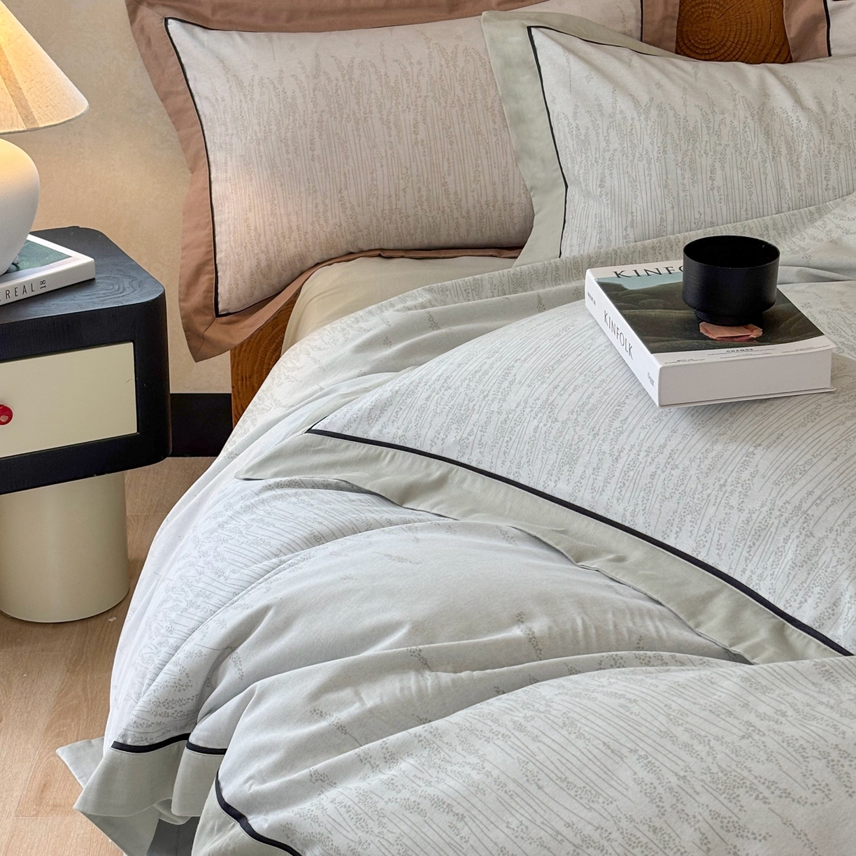 91家纺网 家纺一手货源 找家纺 嘉汀兰2025新款全棉臻品磨毛轻奢时尚秋冬加厚四件套-拼角款 长相依-草绿