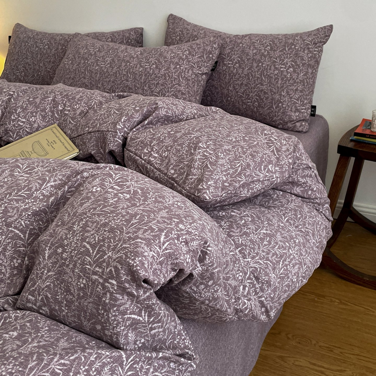 91家纺网 家纺一手货源 找家纺 梦纤绒 2025秋冬新款A类高克重亚麻复古诧季风原麻系列四件套 鸢尾紫