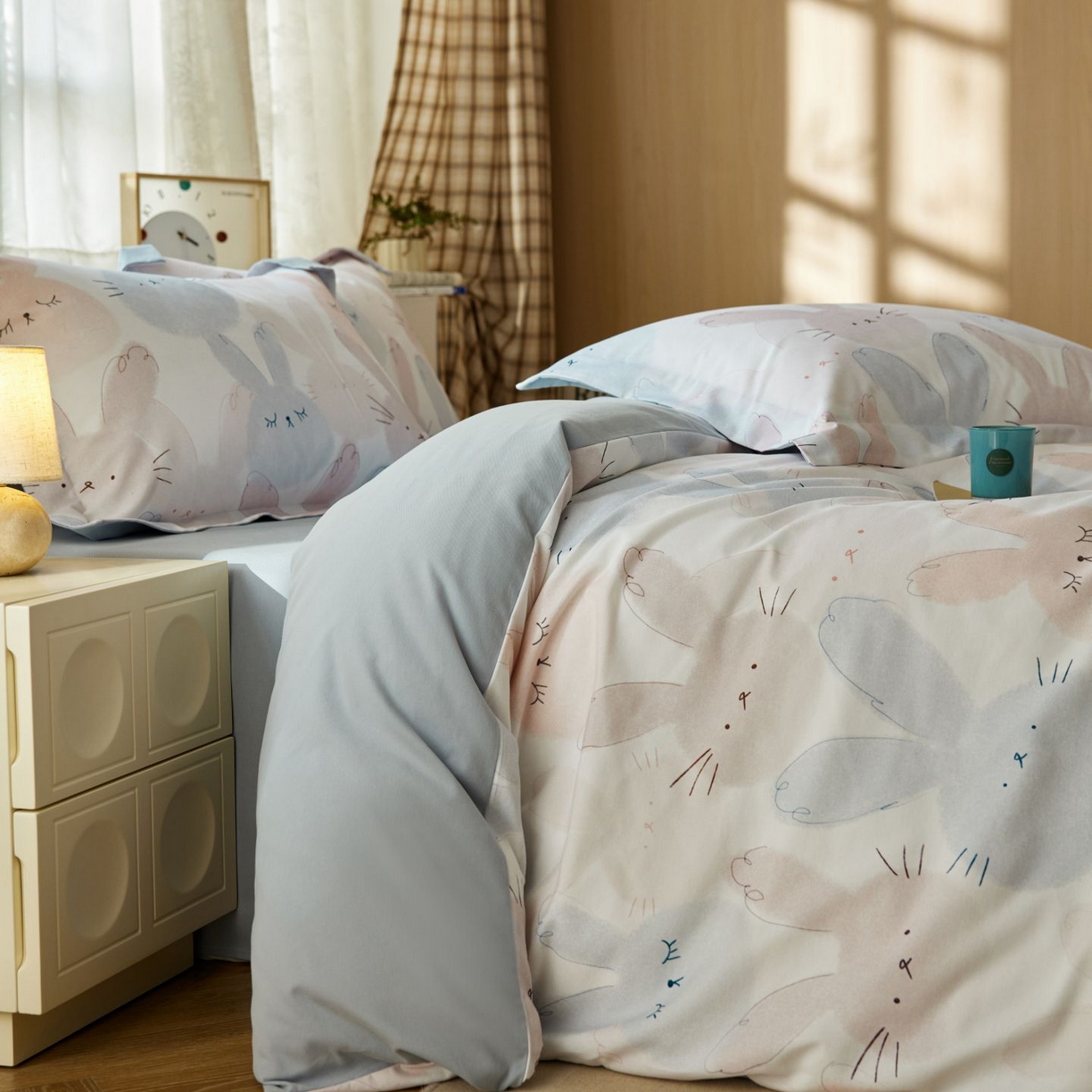 91家纺网 家纺一手货源 找家纺 未来家居 2025新款焕新南疆秋冬全棉加厚磨毛纯色印花四件套 萌萌兔粉