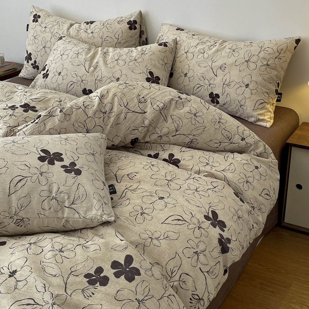 91家纺网 家纺一手货源 找家纺 梦纤绒 2025秋冬新款A类高克重亚麻复古诧季风原麻系列四件套 约定咖