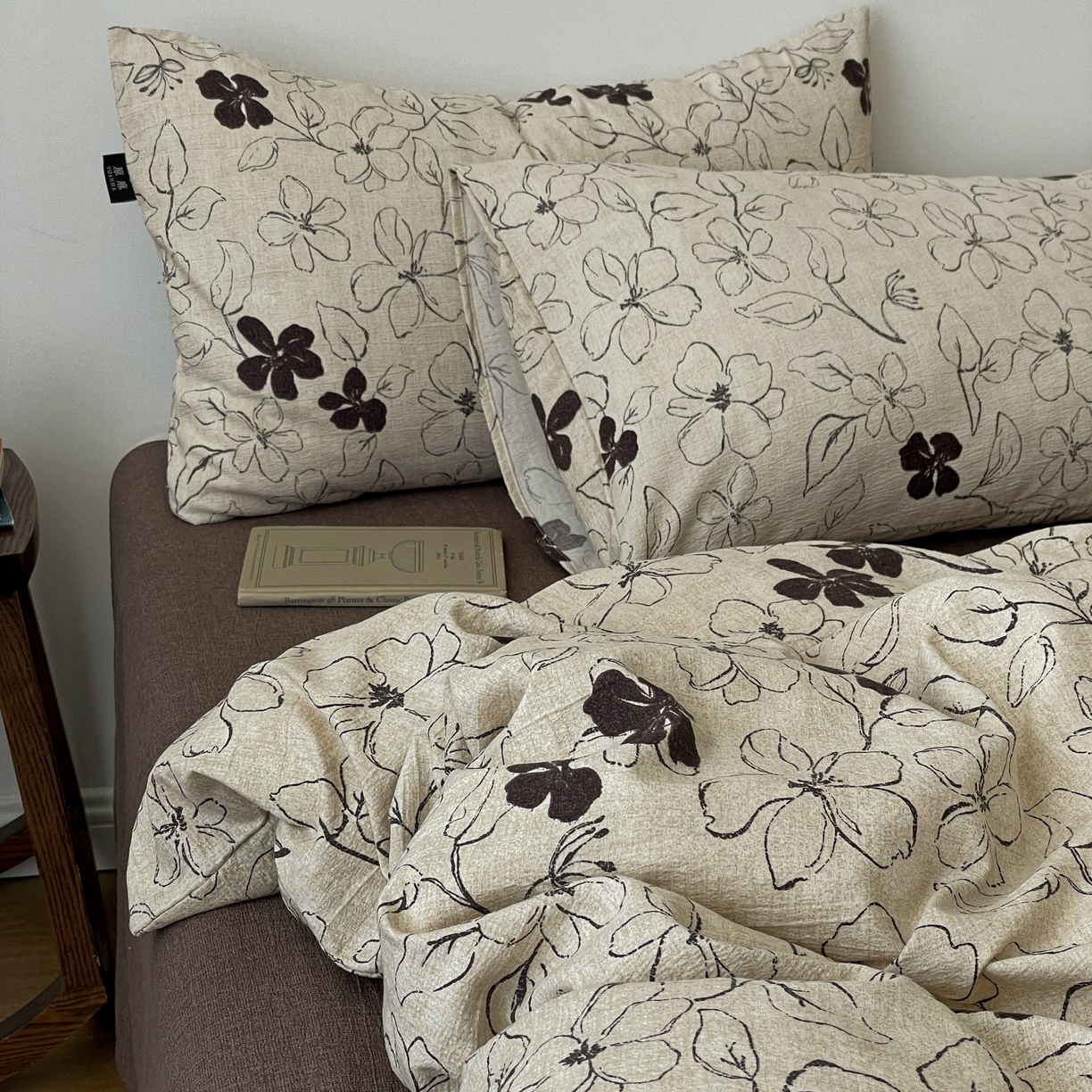 91家纺网 家纺一手货源 找家纺 梦纤绒 2025秋冬新款A类高克重亚麻复古诧季风原麻系列四件套 约定咖