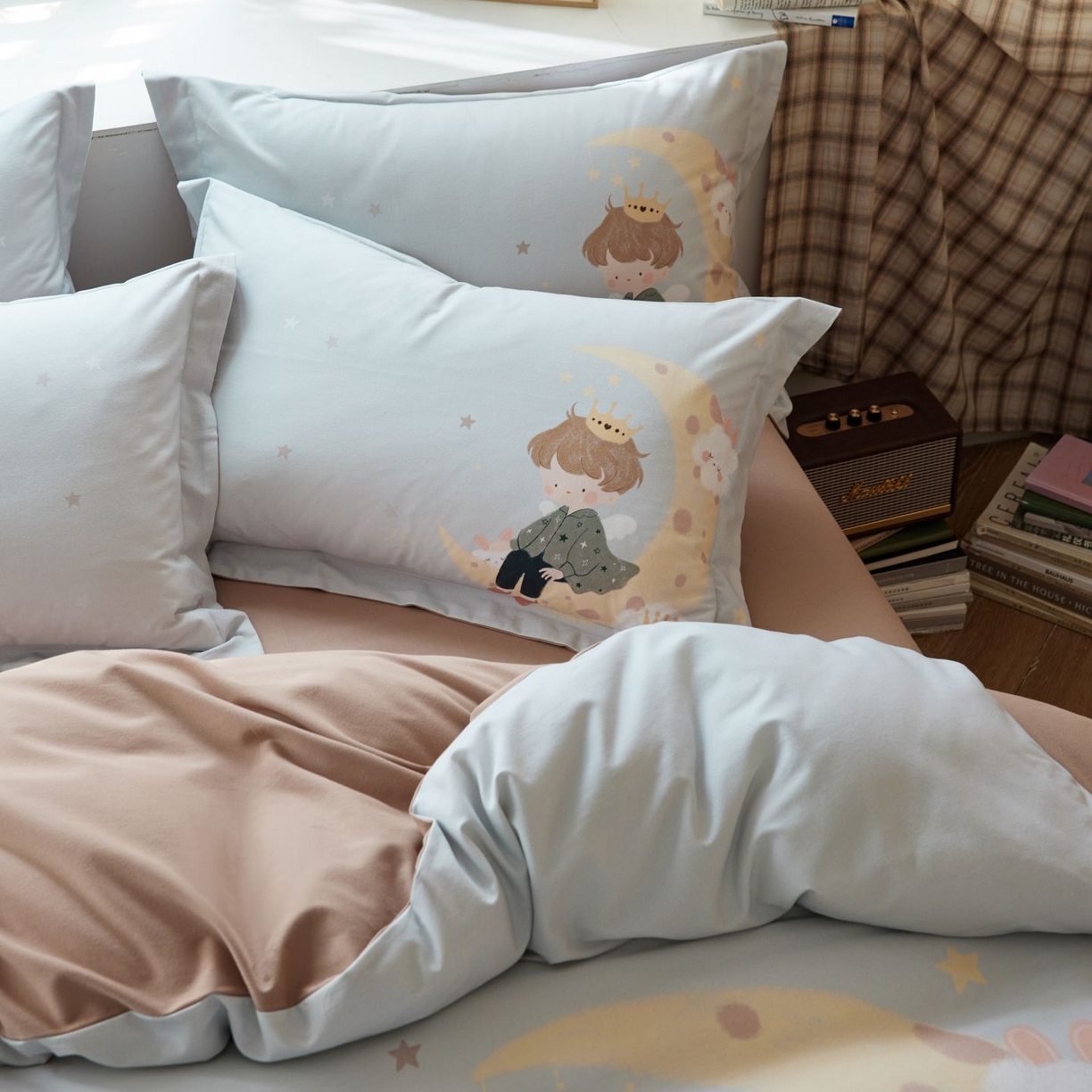 91家纺网 家纺一手货源 找家纺 未来家居 2025新款焕新南疆秋冬全棉加厚磨毛纯色印花四件套 小王子灰