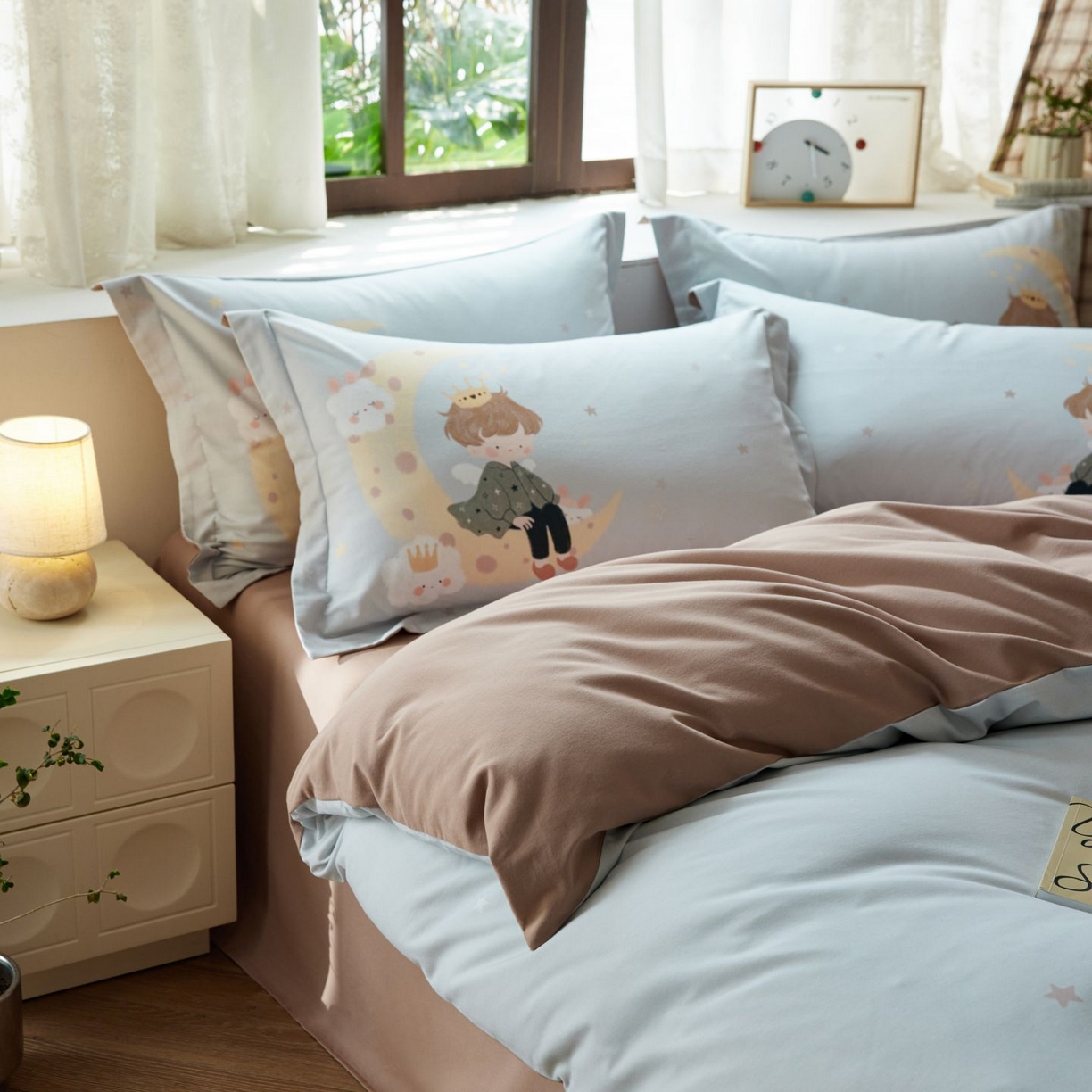 91家纺网 家纺一手货源 找家纺 未来家居 2025新款焕新南疆秋冬全棉加厚磨毛纯色印花四件套 小王子灰