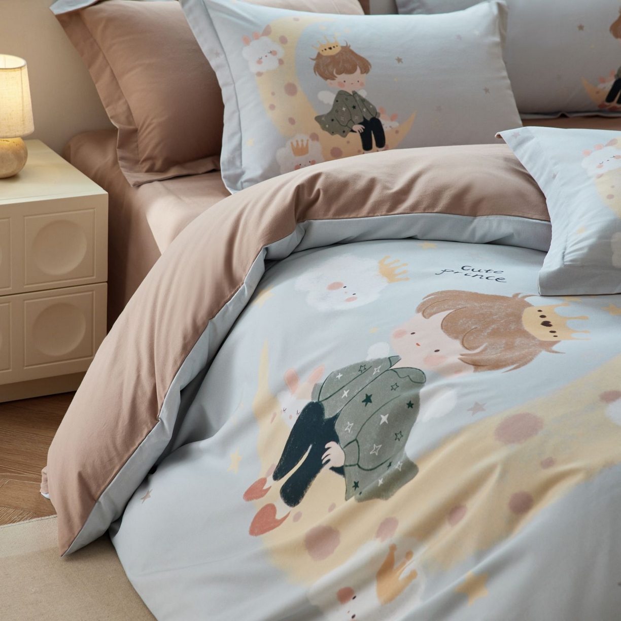 91家纺网 家纺一手货源 找家纺 未来家居 2025新款焕新南疆秋冬全棉加厚磨毛纯色印花四件套 小王子灰