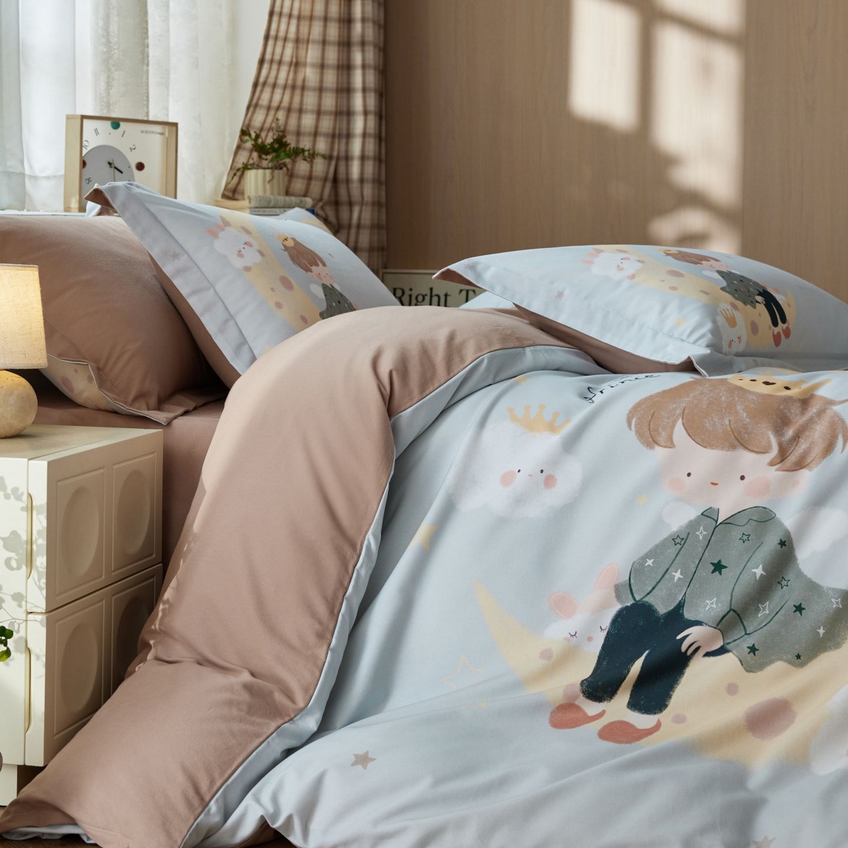 91家纺网 家纺一手货源 找家纺 未来家居 2025新款焕新南疆秋冬全棉加厚磨毛纯色印花四件套 小王子灰