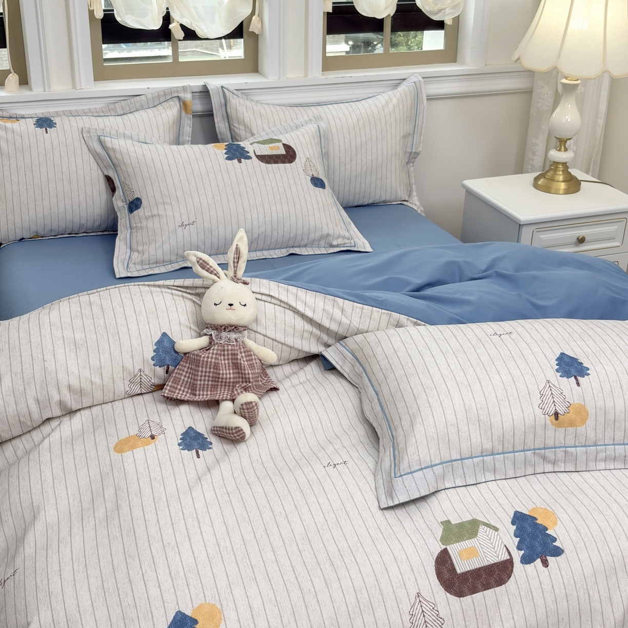 91家纺网 家纺一手货源 找家纺 未来家居 2025新款焕新南疆秋冬全棉加厚磨毛纯色印花四件套 花园小屋-蓝