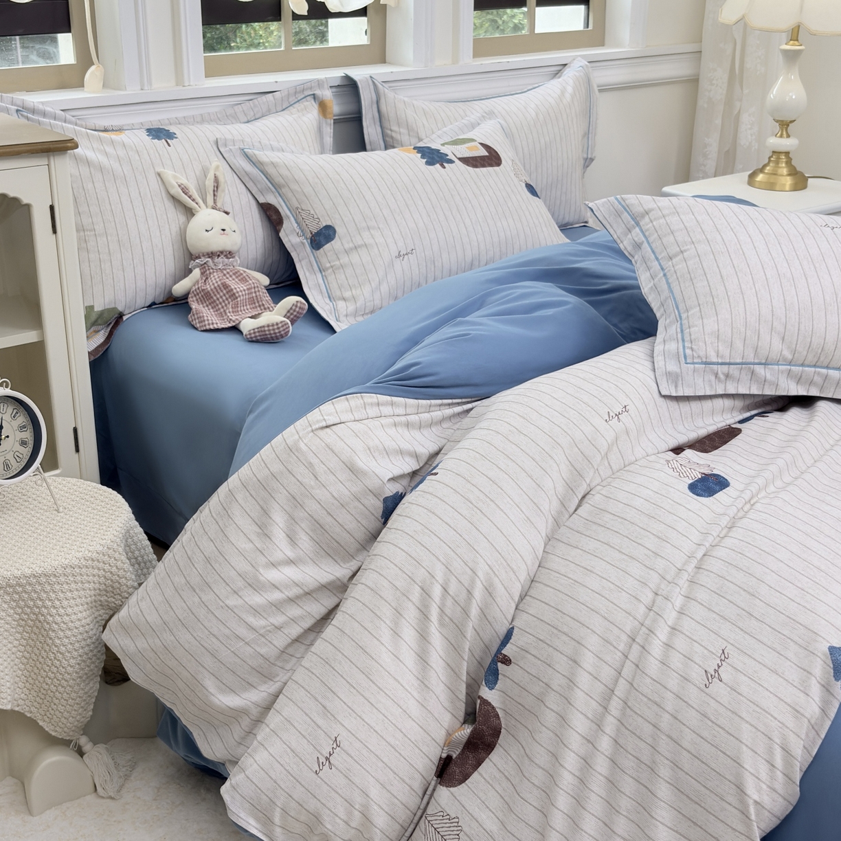 91家纺网 家纺一手货源 找家纺 未来家居 2025新款焕新南疆秋冬全棉加厚磨毛纯色印花四件套 花园小屋-蓝