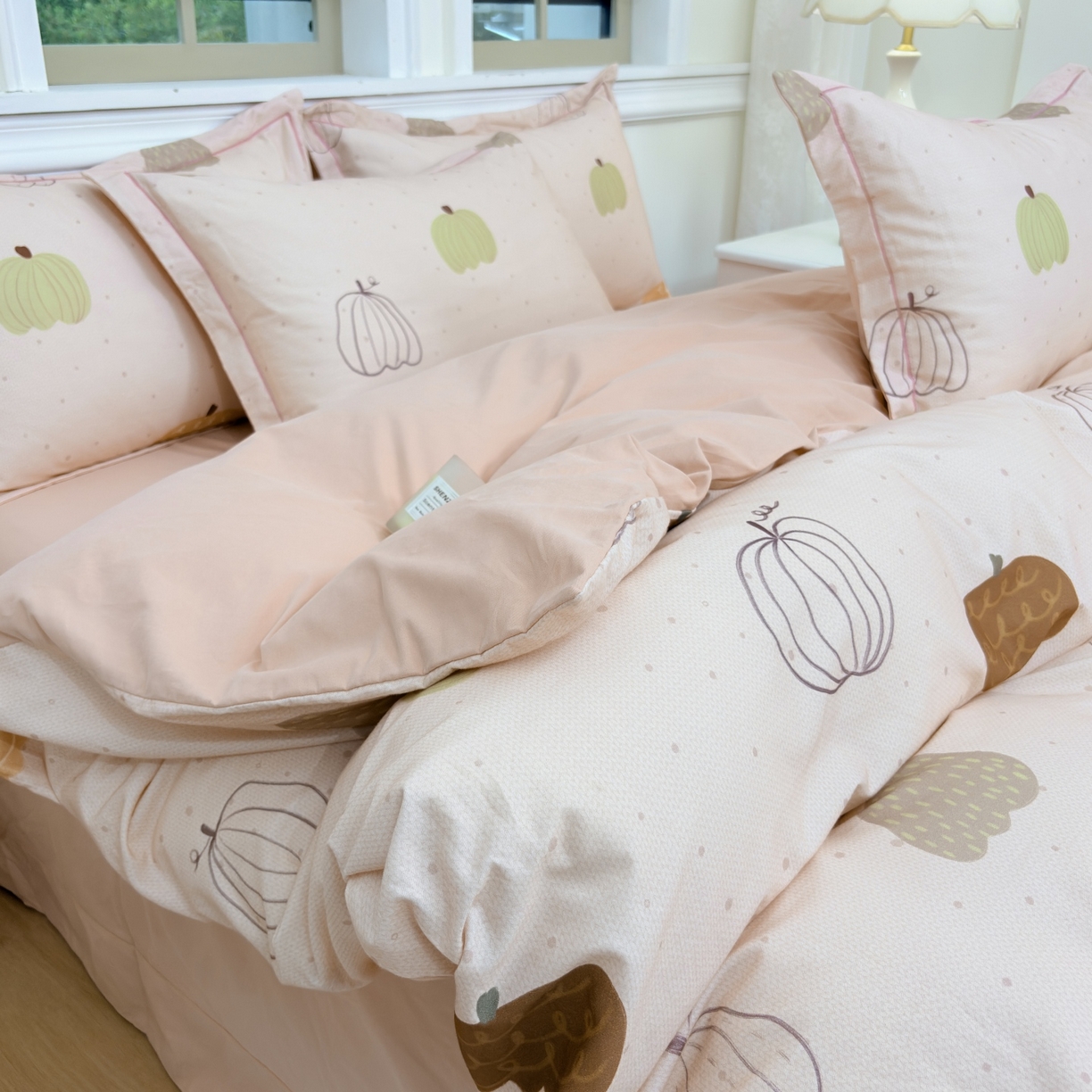 91家纺网 家纺一手货源 找家纺 未来家居 2025新款焕新南疆秋冬全棉加厚磨毛纯色印花四件套 南瓜派-粉