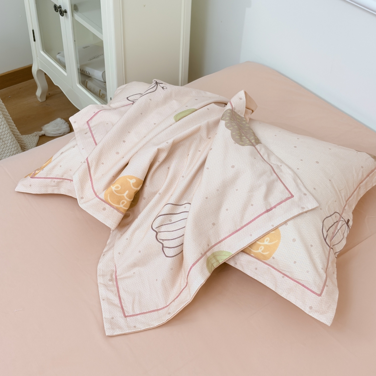 91家纺网 家纺一手货源 找家纺 未来家居 2025新款焕新南疆秋冬全棉加厚磨毛纯色印花四件套 南瓜派-粉