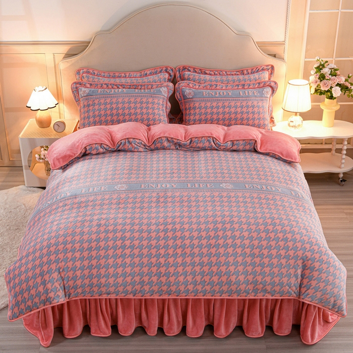 91家纺网 家纺一手货源 找家纺 羽梦2025新款8.5斤牛奶法莱绒金貂法兰绒四件套直播爆款千鸟格-粉