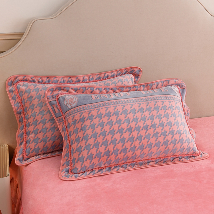 91家纺网 家纺一手货源 找家纺 羽梦2025新款8.5斤牛奶法莱绒金貂法兰绒四件套直播爆款千鸟格-粉