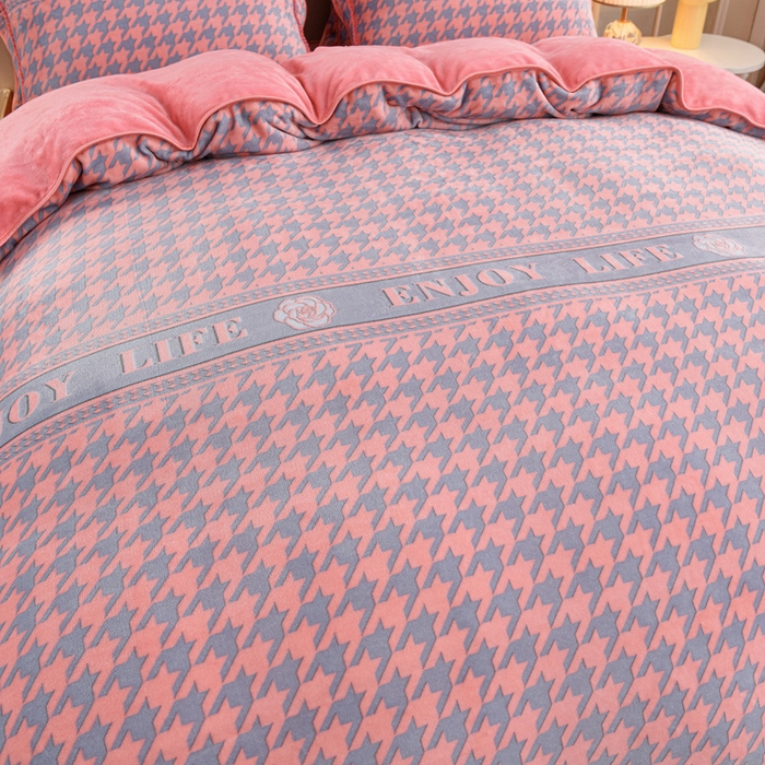 91家纺网 家纺一手货源 找家纺 羽梦2025新款8.5斤牛奶法莱绒金貂法兰绒四件套直播爆款千鸟格-粉