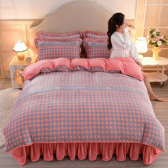 91家纺网 家纺一手货源 找家纺 羽梦2025新款8.5斤牛奶法莱绒金貂法兰绒四件套直播爆款千鸟格-粉