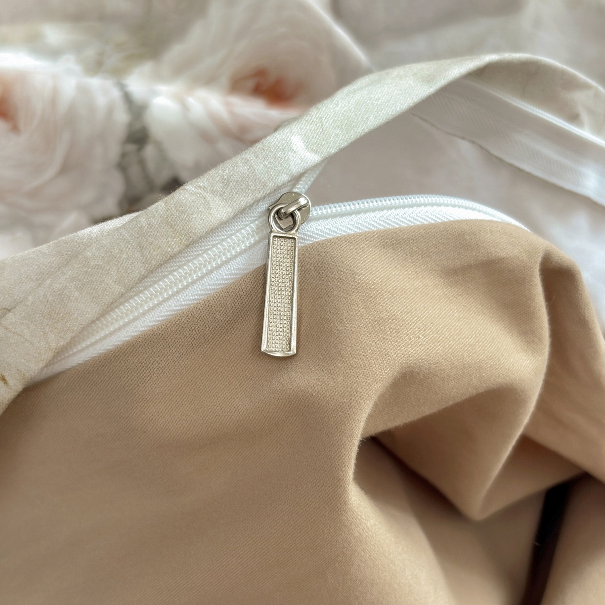 91家纺网 家纺一手货源 找家纺 未来家居 2025新款焕新南疆秋冬全棉加厚磨毛纯色印花四件套 满堂香-米