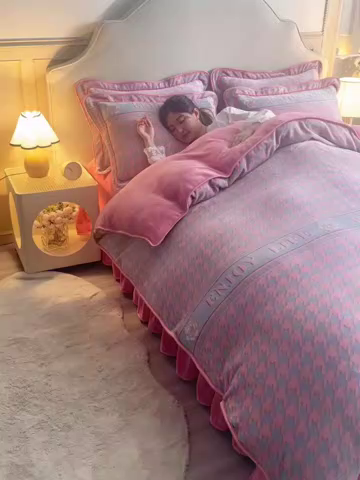 91家纺网 家纺一手货源 找家纺 羽梦2025新款8.5斤牛奶法莱绒金貂法兰绒四件套直播爆款千鸟格-粉