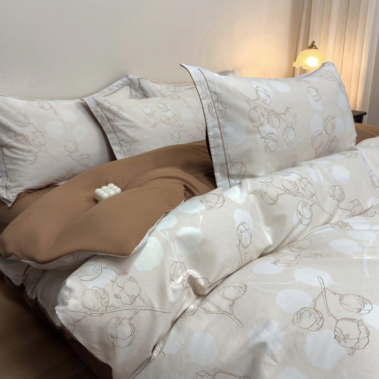 91家纺网 家纺一手货源 找家纺 未来家居 2025新款焕新南疆秋冬全棉加厚磨毛纯色印花四件套 情意绵绵-咖