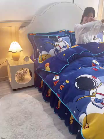 91家纺网 家纺一手货源 找家纺 羽梦2025新款8.5斤牛奶法莱绒金貂法兰绒四件套直播爆款天空之旅