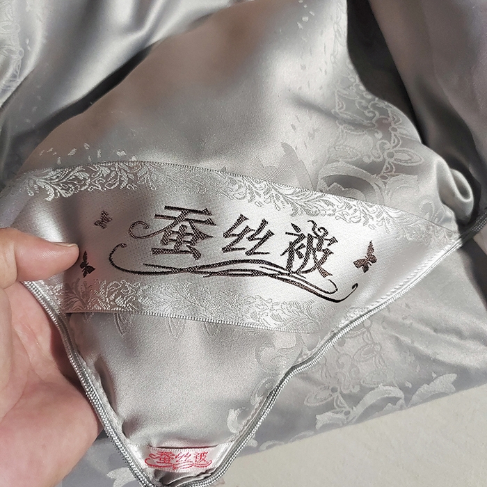 91家纺网 家纺一手货源 找家纺 金同成家纺 2025新款蚕丝被保暖被春秋冬季被子学生季婚庆拉链子母被被子被芯 自由灰