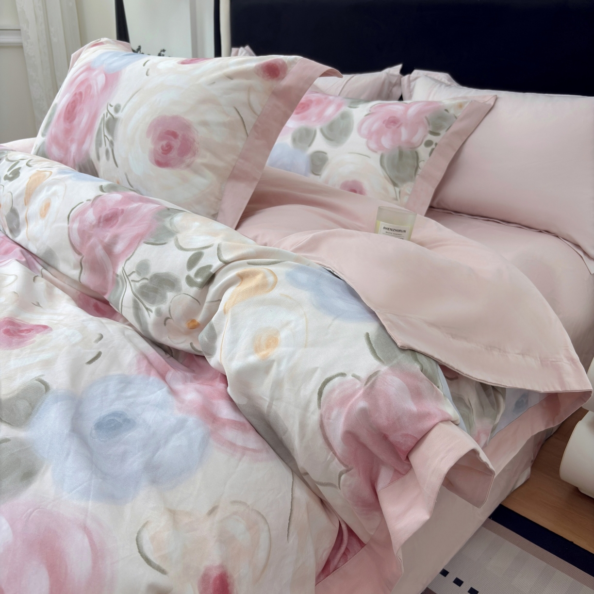 91家纺网 家纺一手货源 找家纺 未来家居 2025秋冬新款全棉超柔磨毛拼角宽边工艺款四件套 桃汐-粉