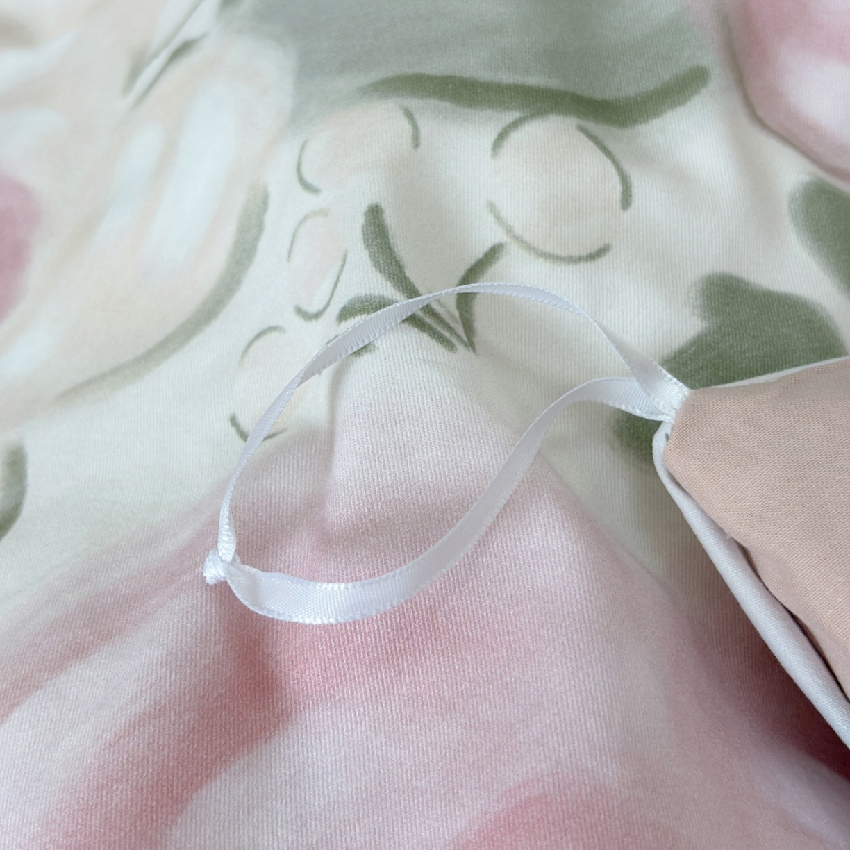 91家纺网 家纺一手货源 找家纺 未来家居 2025秋冬新款全棉超柔磨毛拼角宽边工艺款四件套 桃汐-粉