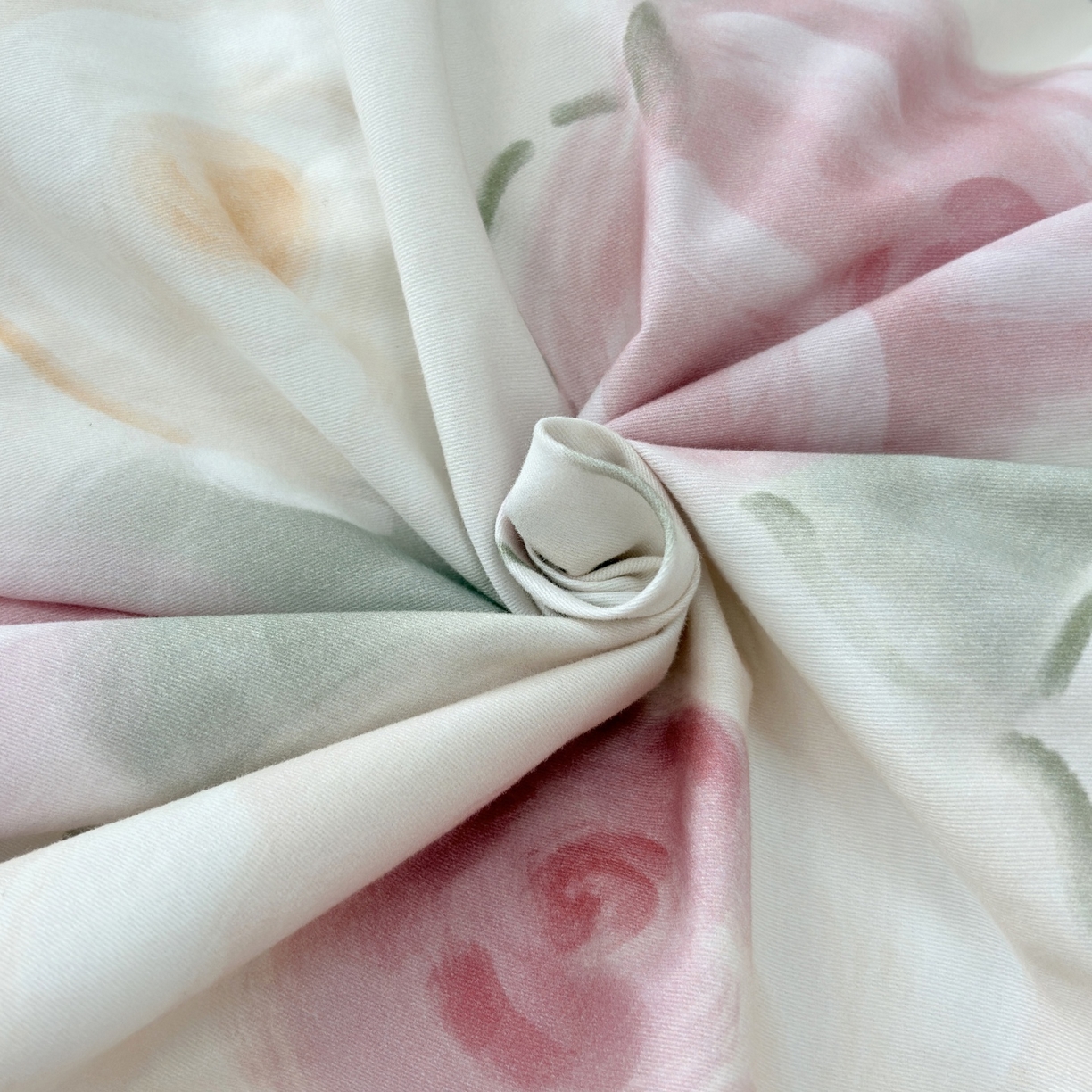 91家纺网 家纺一手货源 找家纺 未来家居 2025秋冬新款全棉超柔磨毛拼角宽边工艺款四件套 桃汐-粉