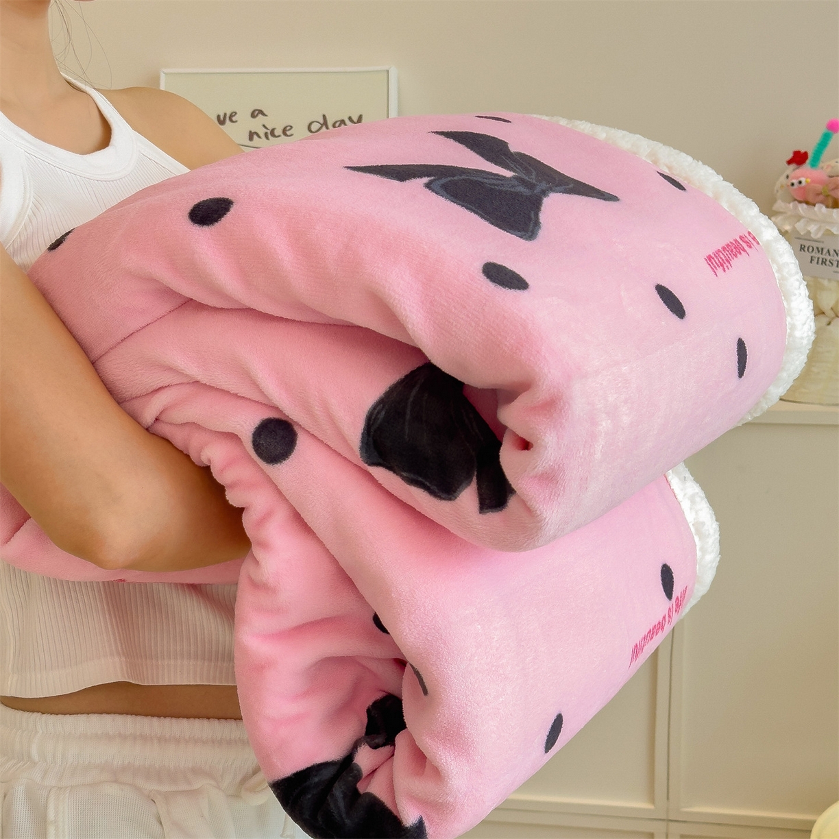 91家纺网 家纺一手货源 找家纺 丝幔家纺 2025新款A类卡通牛奶绒毛毯多功能毯 芭比蝴蝶结