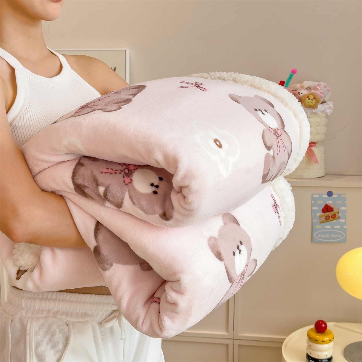 91家纺网 家纺一手货源 找家纺 丝幔家纺 2025新款A类卡通牛奶绒毛毯多功能毯 花园小熊