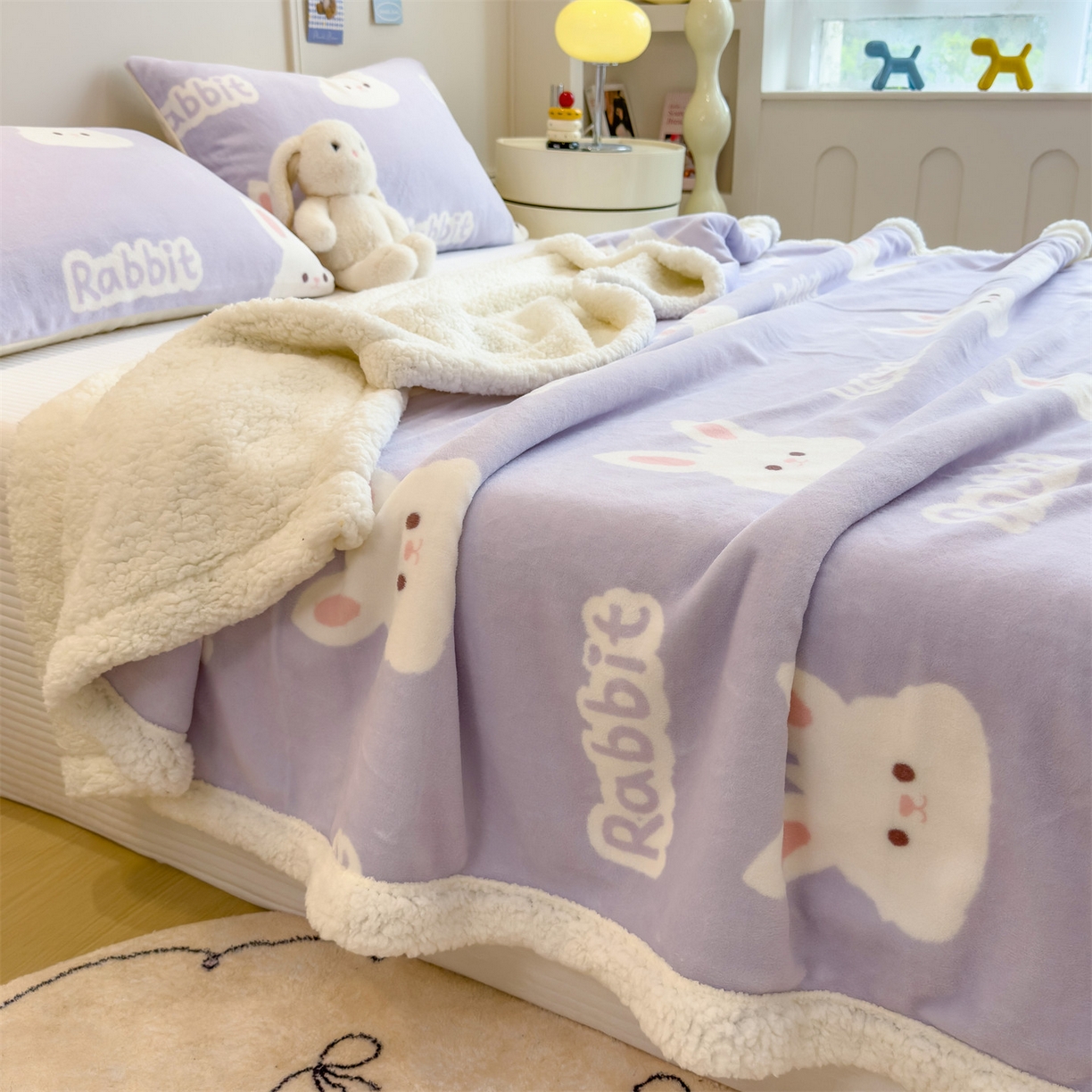 91家纺网 家纺一手货源 找家纺 丝幔家纺 2025新款A类卡通牛奶绒毛毯多功能毯 大白兔紫