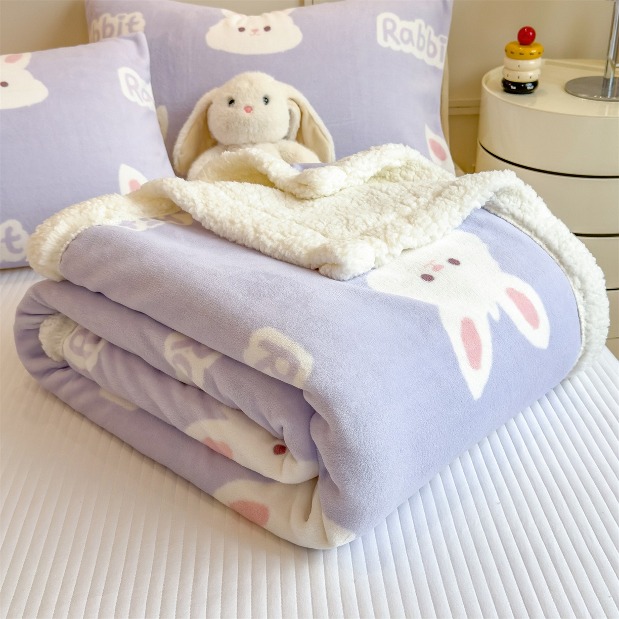 91家纺网 家纺一手货源 找家纺 丝幔家纺 2025新款A类卡通牛奶绒毛毯多功能毯 大白兔紫