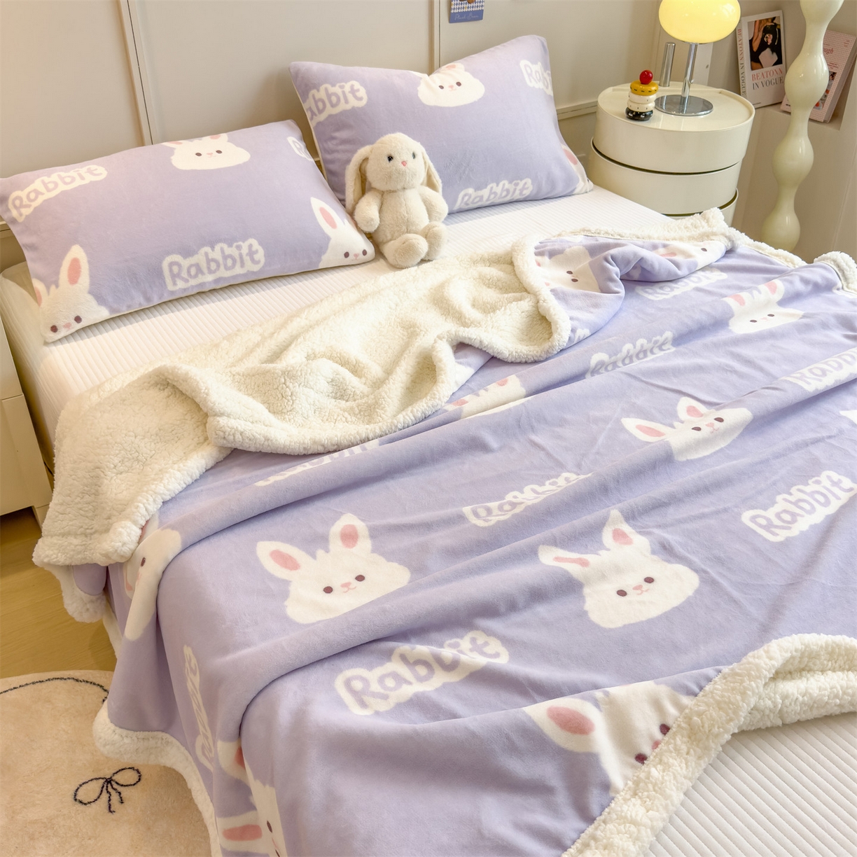 91家纺网 家纺一手货源 找家纺 丝幔家纺 2025新款A类卡通牛奶绒毛毯多功能毯 大白兔紫