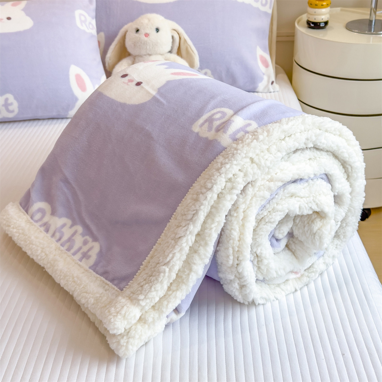 91家纺网 家纺一手货源 找家纺 丝幔家纺 2025新款A类卡通牛奶绒毛毯多功能毯 大白兔紫