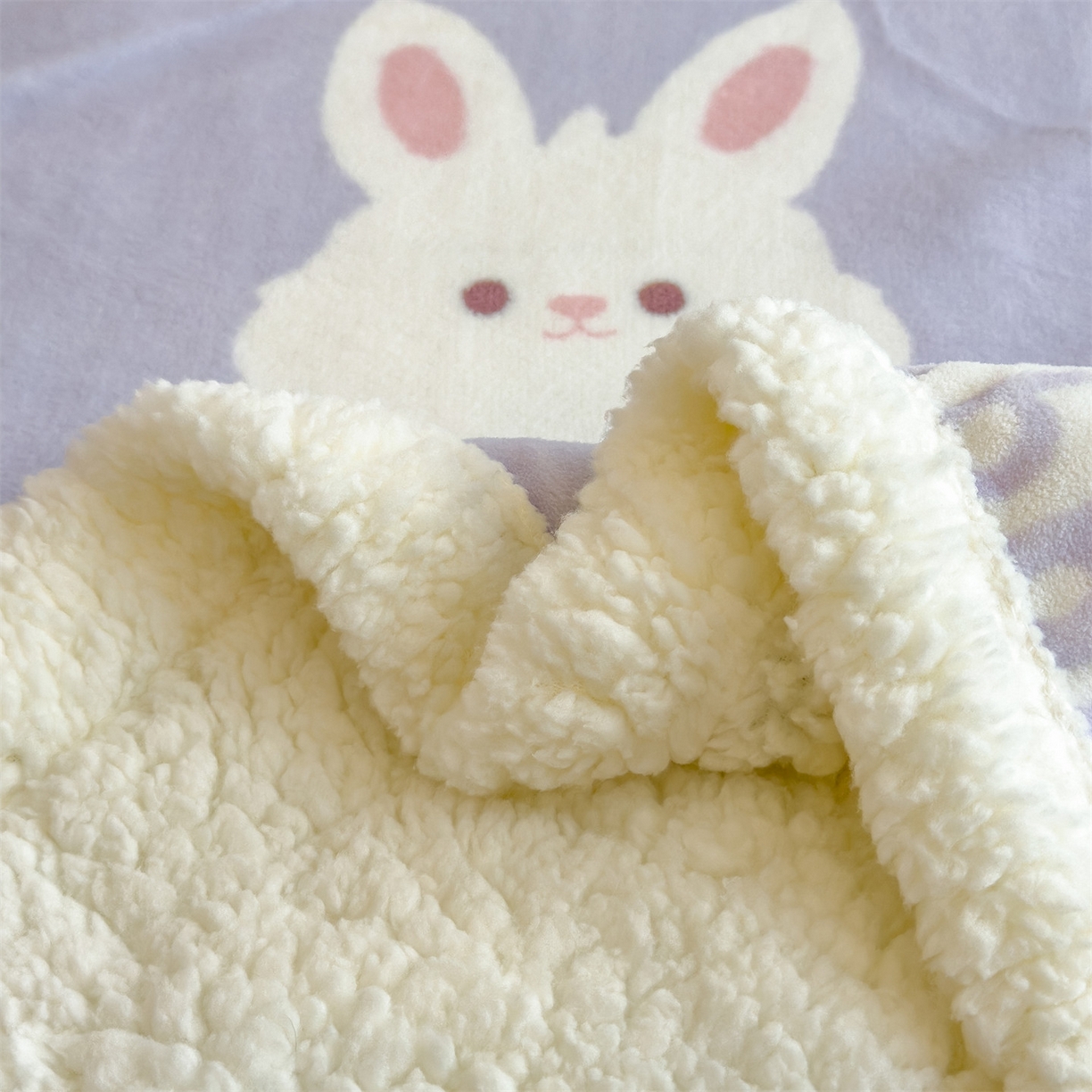 91家纺网 家纺一手货源 找家纺 丝幔家纺 2025新款A类卡通牛奶绒毛毯多功能毯 大白兔紫