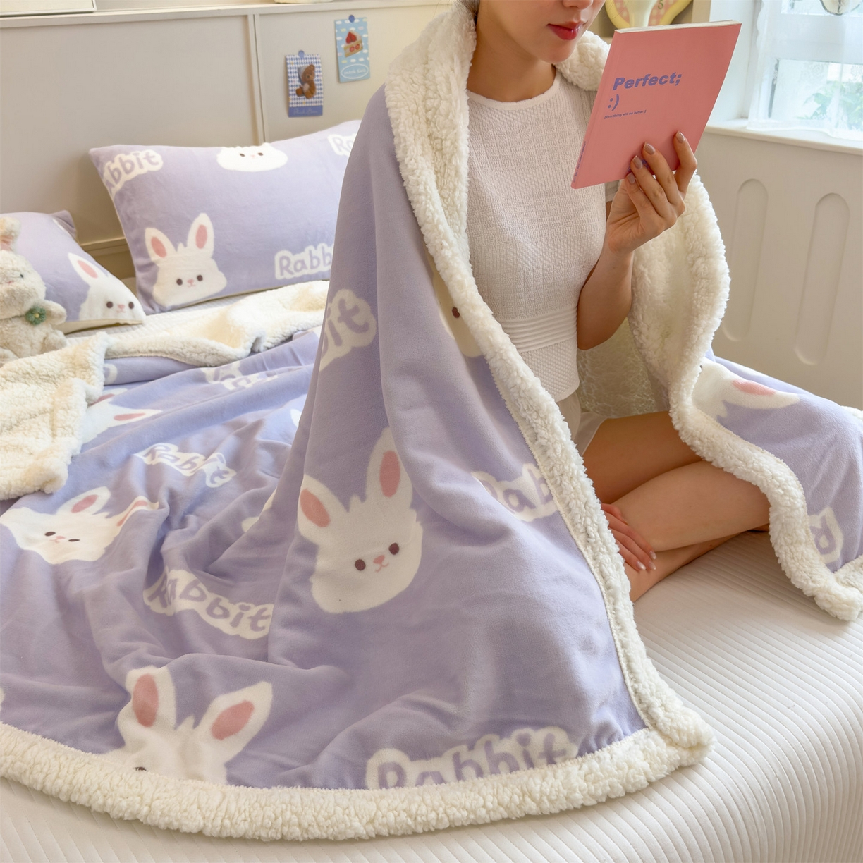 91家纺网 家纺一手货源 找家纺 丝幔家纺 2025新款A类卡通牛奶绒毛毯多功能毯 大白兔紫