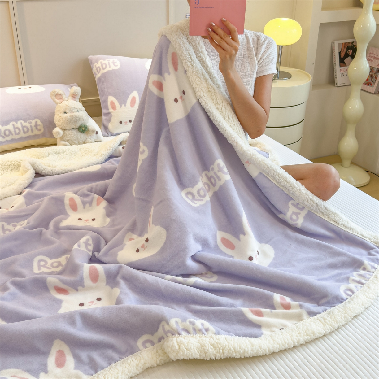 91家纺网 家纺一手货源 找家纺 丝幔家纺 2025新款A类卡通牛奶绒毛毯多功能毯 大白兔紫