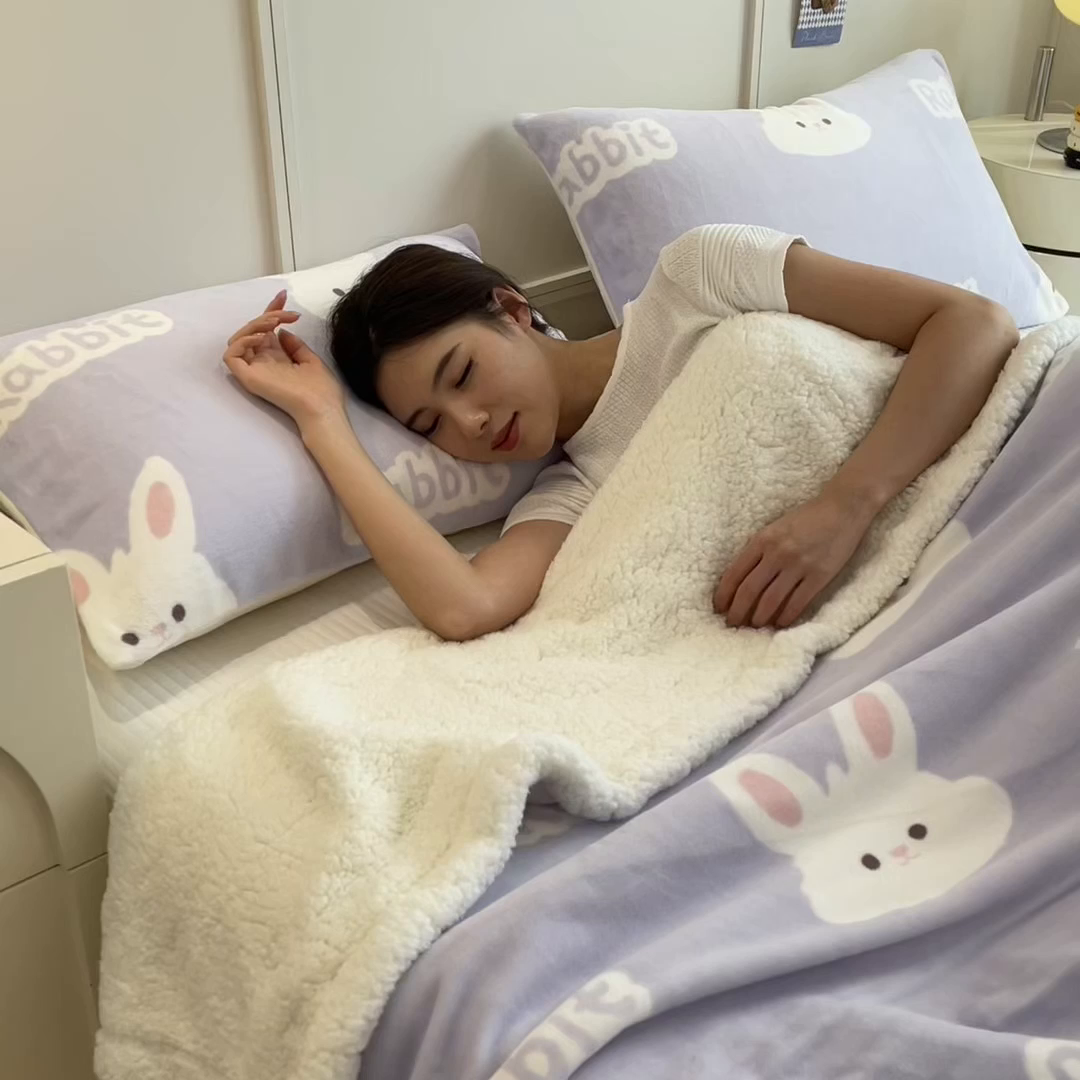 91家纺网 家纺一手货源 找家纺 丝幔家纺 2025新款A类卡通牛奶绒毛毯多功能毯 大白兔紫