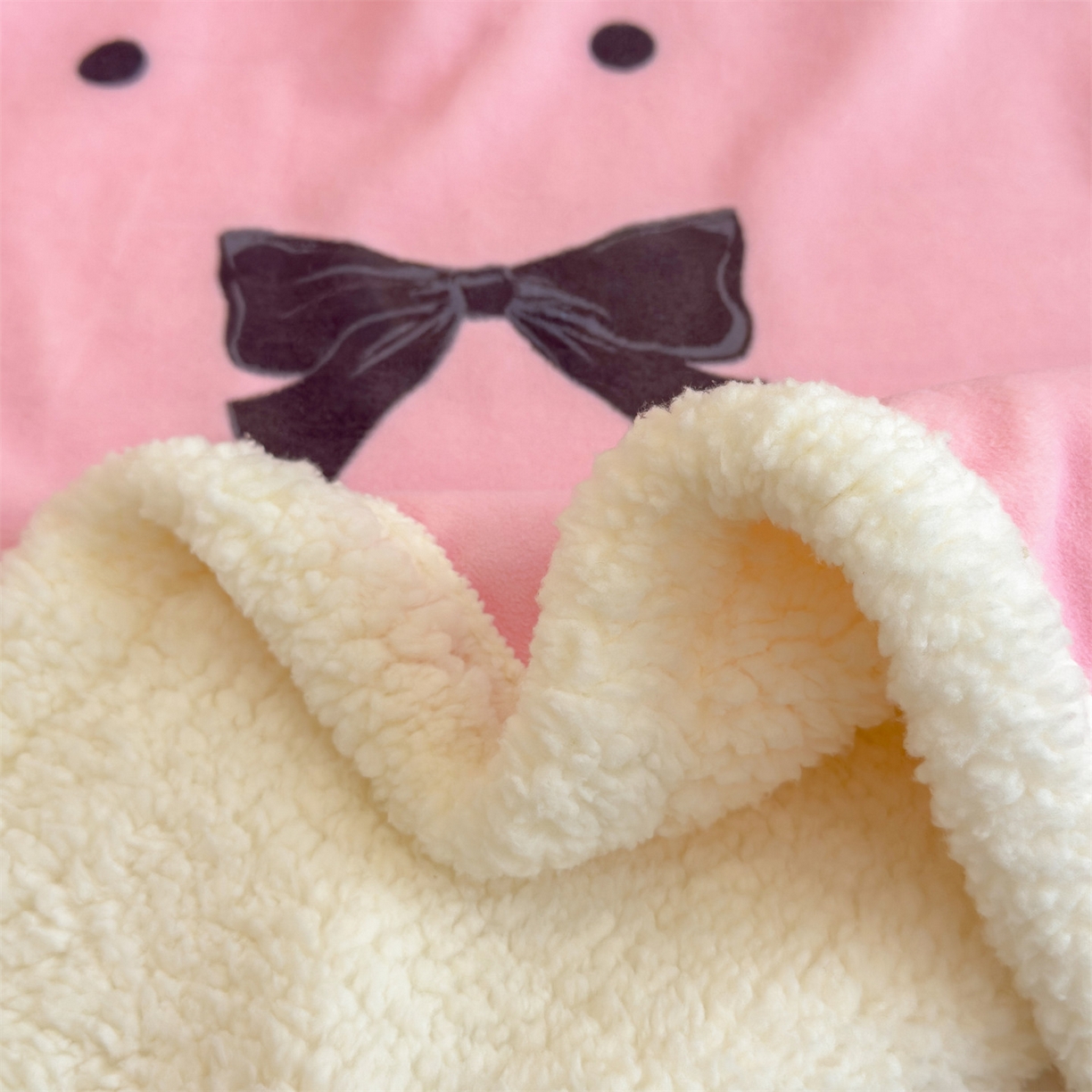 91家纺网 家纺一手货源 找家纺 丝幔家纺 2025新款A类卡通牛奶绒毛毯多功能毯 芭比蝴蝶结