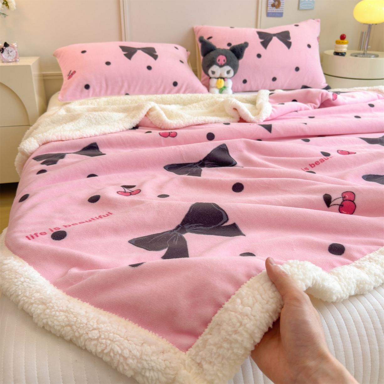 91家纺网 家纺一手货源 找家纺 丝幔家纺 2025新款A类卡通牛奶绒毛毯多功能毯 芭比蝴蝶结